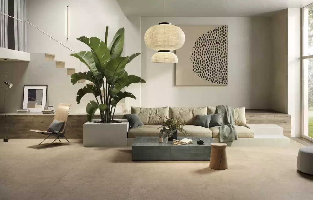 Stilfuldt klinkegulv i stuen – Skab en moderne og naturlig indretning med løsninger fra Idegaarden. Moderne stue med beige klinkegulv, minimalistisk sofa og store grønne planter, der skaber en naturlig og indbydende atmosfære.