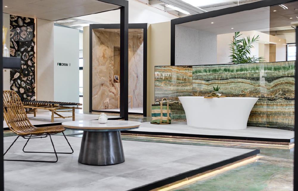 Professionel rådgivning hos Idegaarden – Få hjælp til dine projekter med vores ekspertteam. To medarbejdere fra Idegaarden diskuterer et projekt foran en væg med marmorfliser.